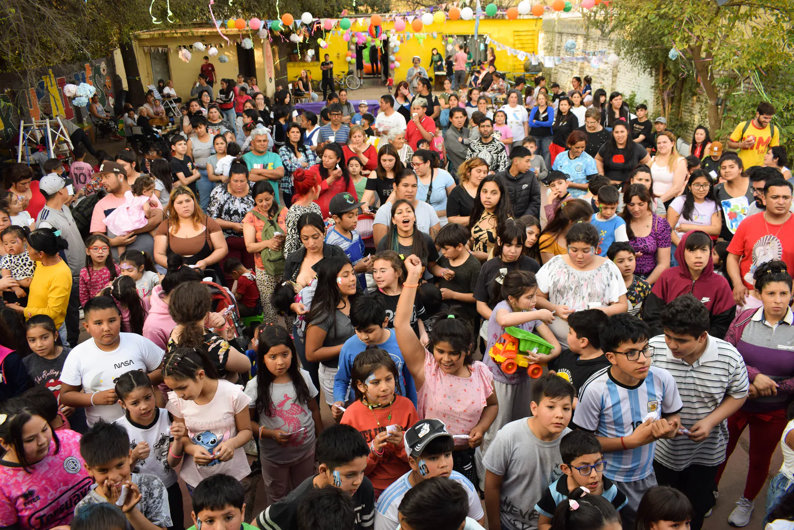 El patio del comedor lleno de familias durante una jornada comunitaria.