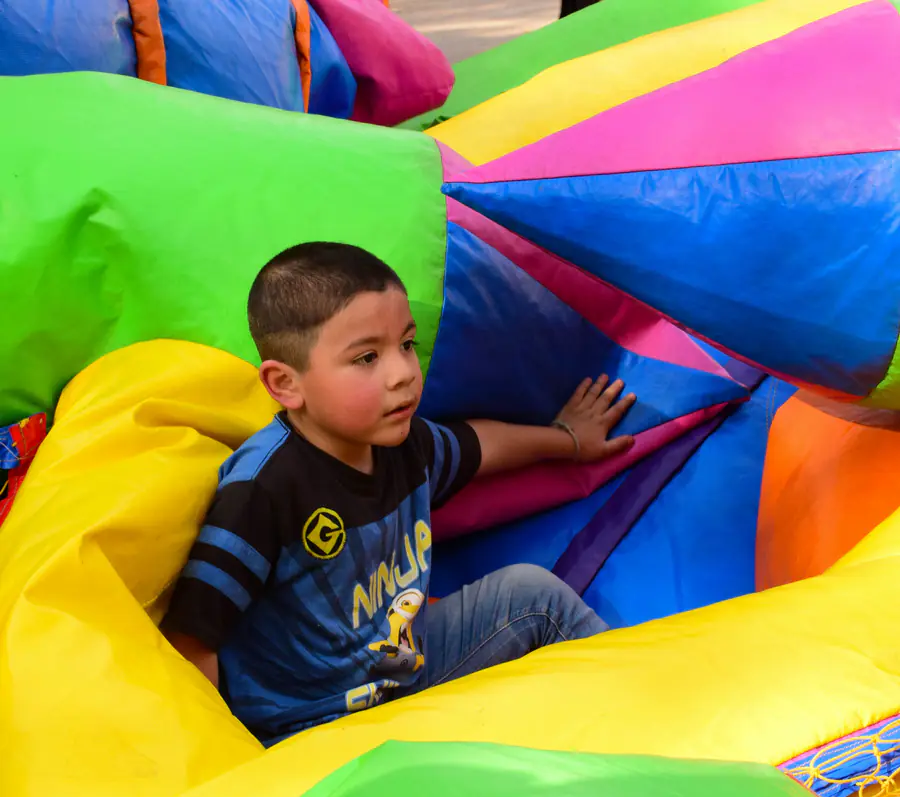 Un nene sonríe asomado desde el inflable.